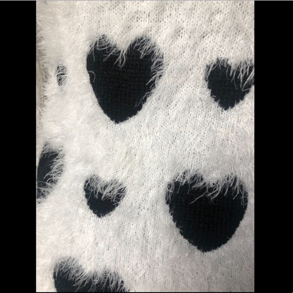 Robbi and Nikki eyelash textured stretchy heart sweater. Size XS - Picture 7 of 8